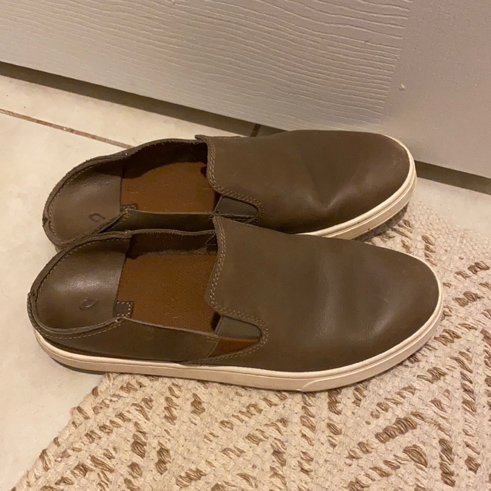 Olukai shoes women’s size 9